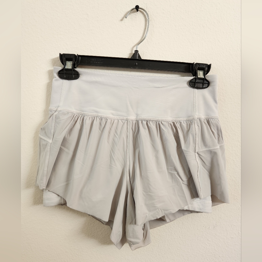 Lululemon Women's Squad Goals Shorts 3.5" Stretchy Athletic Light Gray Size 4